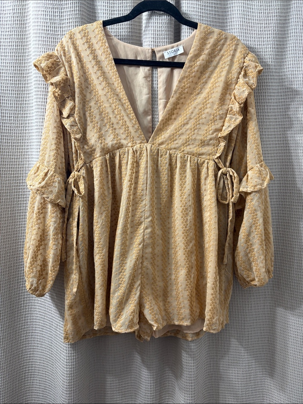 Storia Soft Golden Beige Ruffle romper nwot open back gorgeous nwot